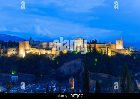 Vista panoramica con la Sierra Nevada in background, Alhambra di Granada, regione dell'Andalusia, Spagna, Europa Foto Stock