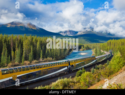 Rocky Mountaineer treno Morant curva del vicino Lago Louise nelle Montagne Rocciose Canadesi e il Parco Nazionale di Banff Alberta Canada Foto Stock