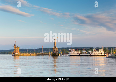 Ingresso del porto di Costanza con la statua di Imperia e lo storico traghetto "Konstanz', Konstanz, Baden-Württemberg, Germania Foto Stock