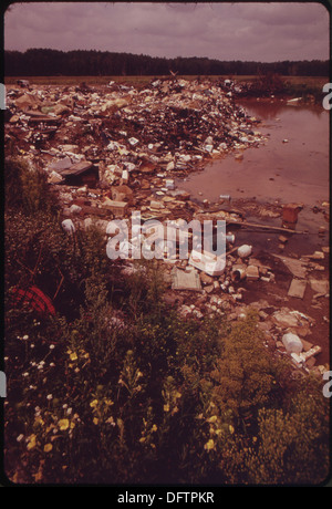 Questa immagine raffigura la città di Enterprise Dump, situata nella contea di Oneida, Wisconsin, lungo le rive del fiume Wisconsin. L'area fa parte di un paesaggio rurale ed è associata alla gestione locale dei rifiuti. Foto Stock