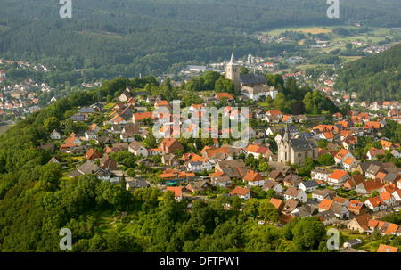 Vista aerea, Obermarsberg con la Santa Chiesa di San Nicola e la Chiesa Collegiata di San Pietro e Paolo, Obermarsberg, Marsberg Foto Stock