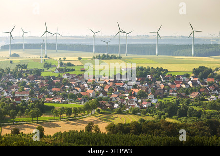 Vista aerea, Essentho con una wind farm, le turbine eoliche sul plateau Sintfeld, Essentho, Marsberg, Renania settentrionale-Vestfalia Foto Stock