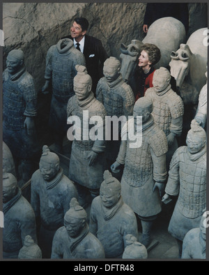 Questa fotografia mostra il presidente e la signora Ronald Reagan in piedi con i guerrieri di Terra cotta a Xi'an, in Cina, durante una visita al sito archeologico negli anni '1980 Foto Stock