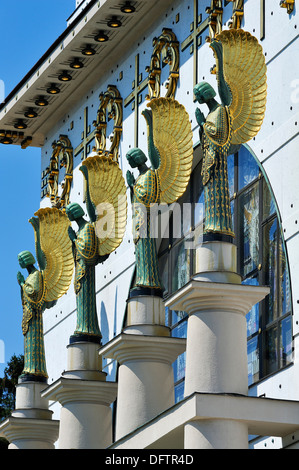 Quattro Arcangeli sopra il portale principale della chiesa di San Leopoldo a Steinhof ospedale psichiatrico, costruito 1904-1907, progettato Foto Stock