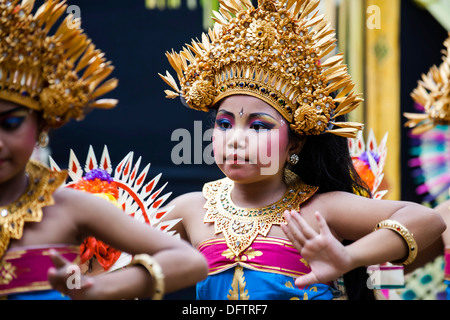 Ragazza durante una danza Barong, Ubud, Bali, Indonesia Foto Stock