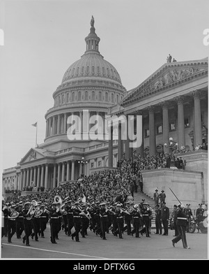 Fotografia della banda militare marching passato U.S. Capitol durante le cerimonie in onore di Admiral Chester Nimitz. 199204 Foto Stock