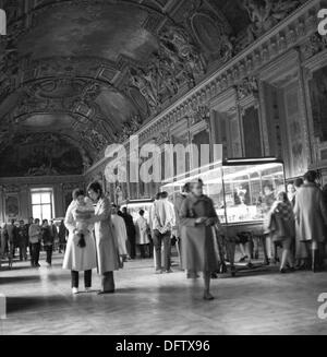 I visitatori sono illustrati nel museo del Louvre a Parigi nel novembre 1970. Si suppone di essere uno dei più visitati musei del mondo. Foto: Wilfried Glienke Foto Stock