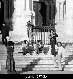 I turisti di scattare fotografie di se stessi per le scale della Basilica Sacre Coeur de Montmartre a Parigi nel novembre 1970. La basilica è una delle più visitate attrazioni di Parigi. Foto: Wilfried Glienke Foto Stock