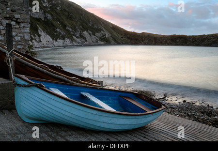 Imbarcazioni al Lulworth Cove su Dorset la Jurassic Coast Foto Stock