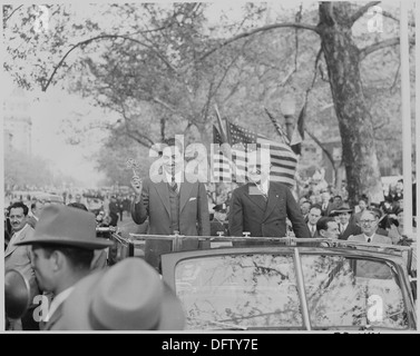 Questa fotografia cattura un momento dell'incontro del 1947 tra il presidente Harry S. Truman e il presidente messicano Miguel Aleman. E' stato fatto durante una visita diplomatica a Washington, D.C. Foto Stock