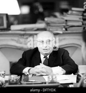 Comunista Jacques Duclos è raffigurato nel suo ufficio a Parigi nel novembre 1970. Duclos raggiunto 21,2 per cento alle elezioni presidenziali francesi nel 1969, la percentuale più alta di un candidato comunista mai raggiunto. Foto: Wilfried Glienke Foto Stock