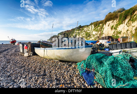 Barche da pesca, aragosta pentole e reti sulla spiaggia di birra a Devon la Jurassic Coast Foto Stock