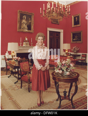 Un ritratto ufficiale della signora Nancy Reagan, First Lady degli Stati Uniti, esposto nella sala Rossa della Casa Bianca. Questa immagine formale cattura la sua grazia e il suo ruolo nell'amministrazione Reagan. Foto Stock
