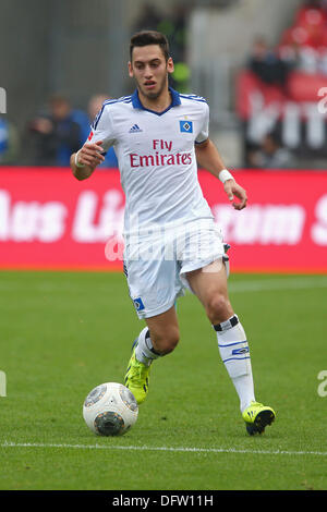 Norimberga, Germania. 06 ott 2013. Amburgo è Hakan Calhanoglu calci la palla durante la Bundesliga tedesca match tra FC Nuernberg e Hamburger SV in Nuremberg, Germania, 06 ottobre 2013. Foto: DANIEL KARMANN/dpa/Alamy Live News Foto Stock