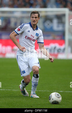 Norimberga, Germania. 06 ott 2013. Di Amburgo Marcell Jansen calci la palla durante la Bundesliga tedesca match tra FC Nuernberg e Hamburger SV in Nuremberg, Germania, 06 ottobre 2013. Foto: DANIEL KARMANN/dpa/Alamy Live News Foto Stock