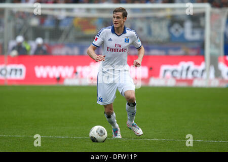 Norimberga, Germania. 06 ott 2013. Di Amburgo Marcell Jansen calci la palla durante la Bundesliga tedesca match tra FC Nuernberg e Hamburger SV in Nuremberg, Germania, 06 ottobre 2013. Foto: DANIEL KARMANN/dpa/Alamy Live News Foto Stock