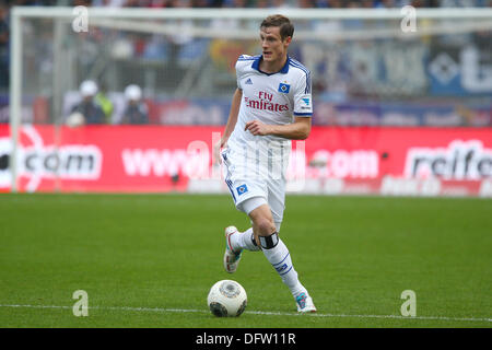 Norimberga, Germania. 06 ott 2013. Di Amburgo Marcell Jansen calci la palla durante la Bundesliga tedesca match tra FC Nuernberg e Hamburger SV in Nuremberg, Germania, 06 ottobre 2013. Foto: DANIEL KARMANN/dpa/Alamy Live News Foto Stock