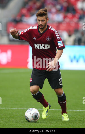 Norimberga, Germania. 06 ott 2013. Di Norimberga Marvin Plattenhardt calci la palla durante la Bundesliga tedesca match tra FC Nuernberg e Hamburger SV in Nuremberg, Germania, 06 ottobre 2013. Foto: DANIEL KARMANN/dpa/Alamy Live News Foto Stock