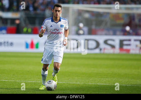 Norimberga, Germania. 06 ott 2013. Amburgo è Hakan Calhanoglu calci la palla durante la Bundesliga tedesca match tra FC Nuernberg e Hamburger SV in Nuremberg, Germania, 06 ottobre 2013. Foto: DANIEL KARMANN/dpa/Alamy Live News Foto Stock