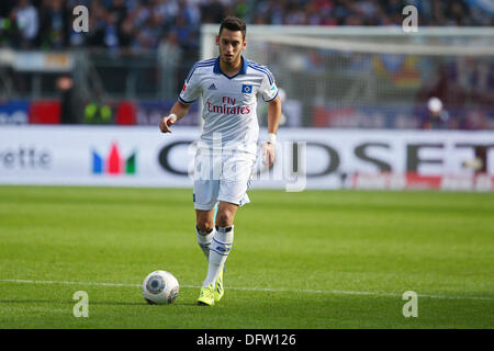 Norimberga, Germania. 06 ott 2013. Amburgo è Hakan Calhanoglu calci la palla durante la Bundesliga tedesca match tra FC Nuernberg e Hamburger SV in Nuremberg, Germania, 06 ottobre 2013. Foto: DANIEL KARMANN/dpa/Alamy Live News Foto Stock