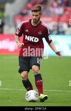 Norimberga, Germania. 06 ott 2013. Di Norimberga Marvin Plattenhardt calci la palla durante la Bundesliga tedesca match tra FC Nuernberg e Hamburger SV in Nuremberg, Germania, 06 ottobre 2013. Foto: DANIEL KARMANN/dpa/Alamy Live News Foto Stock