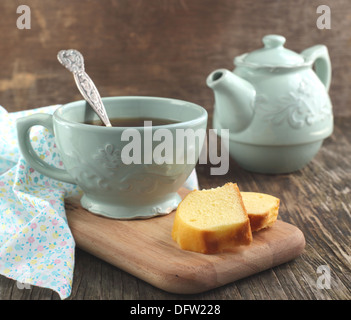 Tazza di tè e due pezzi di vaniglia Mini pani Foto Stock