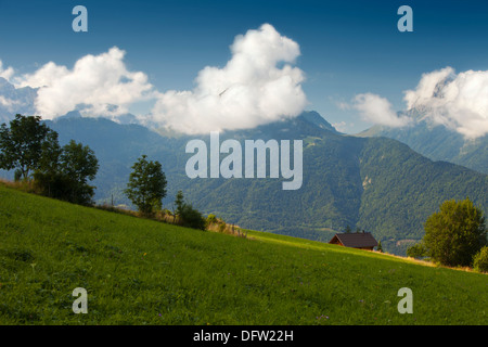 Panorama alpino di Arcalod e altri picchi elevati nelle Alpi francesi Foto Stock