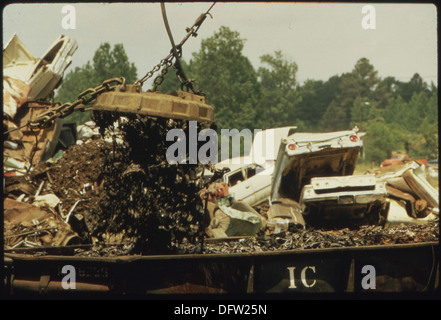 Questa fotografia mostra l'acciaio triturato caricato su vagoni ferroviari come parte della mostra Documerica-1, catturando il processo industriale negli anni '1970 Foto Stock