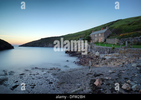 Port quin di un piccolo e antico borgo di pescatori rimboccato sul North Cornwall coast Foto Stock