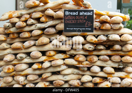 Pane fresco sul display a Borough Market alimentare, Southwark, Londra London Bridge, England, Regno Unito Foto Stock