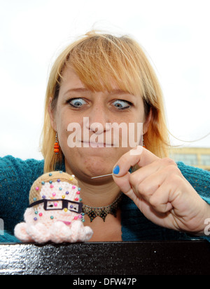 Kat duro da Brighton ha prodotto un Michael Gove cuscino di pin che vende su internet Foto Stock