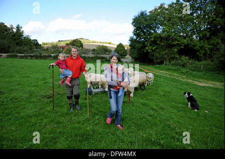 Allevamento di ovini la famiglia a Saddlescombe Agriturismo vicino a Devils Dyke Brighton Regno Unito Foto Stock