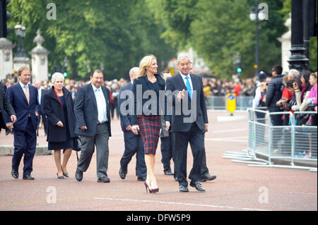 Londra, Regno Unito. Il 9 ottobre 2013. Giochi del Commonwealth Baton relè 2014 Sir Chris Hoy porta la regina Elisabetta testimone a Buckingham Palace Londra 09/10/2013 Credit: JOHNNY ARMSTEAD/Alamy Live News Foto Stock