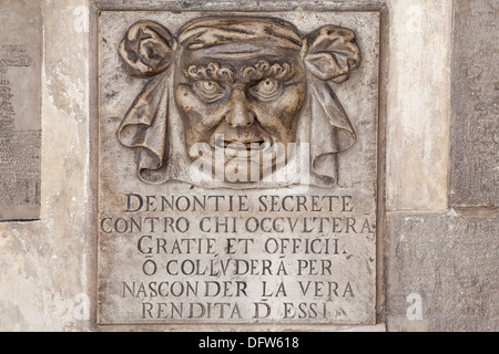 Nel Palazzo del Doge, una casella postale utilizzato per denunce anonime. Venezia. Boite aux lettres pour dénonciations anonymes. Venise. Foto Stock