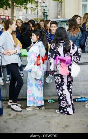 Le ragazze giapponesi che indossano il costume tradizionale di kimono a matsuri festival a Londra Inghilterra Sabato 5 Ottobre 2013 Foto Stock