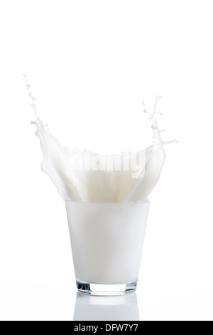 Splash di latte isolato su bianco Foto Stock