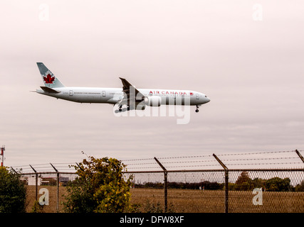 Air Canada Boeing 777 - 300ER 77W con ruote scendendo in arrivo per l'atterraggio all'Aeroporto Internazionale Pearson di Toronto Foto Stock