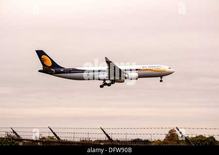 Jet Airways Airbus A330-300 in arrivo per l'atterraggio all'Aeroporto Internazionale Pearson di Toronto. Ruote quasi verso il basso. Foto Stock