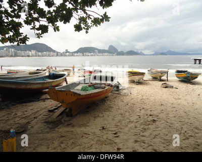 Barche di pescatori sulla spiaggia di Copacabana a Rio de Janeiro in Brasile Foto Stock