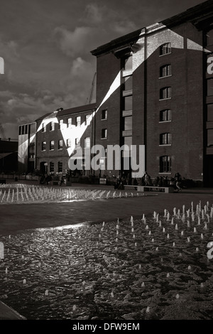 Il Varini arte di installazione 'tra gli edifici' Relè programma di arte in piazza Granaio, King's Cross London N1C. Estate 2013. Foto Stock