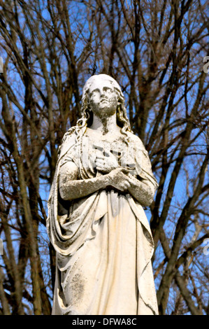 Statue di marmo in un cimitero Foto Stock