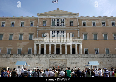 I turisti a guardare la cerimonia del cambio della guardia presso la tomba del milite ignoto di fronte al parlamento greco Foto Stock