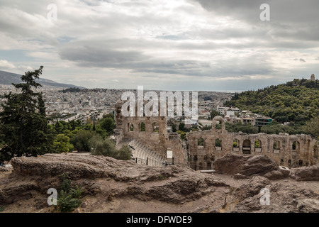 Una vista della città di Atene come è visibile dall'Acropoli. Nella foto possiamo vedere l' Odeon di Erode Attico (Herodeion). Foto Stock