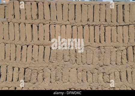 Adobe mattoni di fango in una parete a Huaca Pucllana, Miraflores Lima Foto Stock