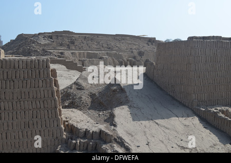 Il sito Pre-Inca di Huaca Pucllana, in Miraflores Lima Foto Stock