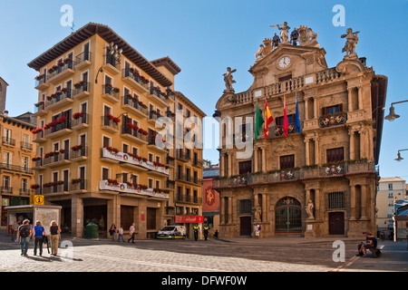 Il Municipio e moderno edificio di appartamenti in Plaza concistoriali, Pamplona Foto Stock