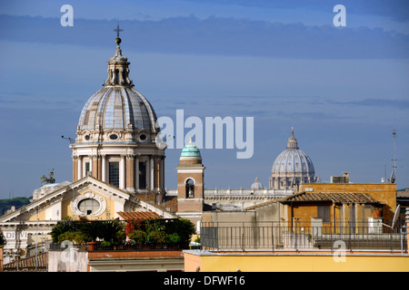 Italia, Roma, le cupole dei Santi Ambrogio e Carlo al corso e la basilica di San Pietro Foto Stock