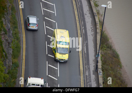 Ambulanza frequentando un emergenza in Bristol. Foto Stock