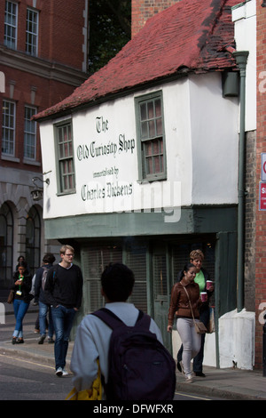 The Old Curiosity Shop, Londra, Regno Unito, lo storico edificio del XVI secolo famoso per essere stato immortalato da Charles Dickens nel suo romanzo omonimo del 1841, ora un monumento letterario e architettonico conservato nella capitale Foto Stock