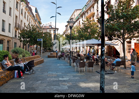 Una parte della Città Vecchia, San Sebastian, Spagna, riempito con open-air bar e ristoranti Foto Stock